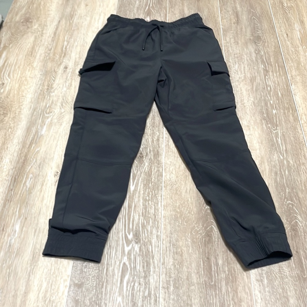Boys size 6/7 all in motion lined wind pants in great condition. Smoke free home